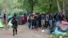 Ministarstvo unutrašnjih poslova Srbije saopštilo je 5. oktobra da je u mestu Srpski Krstur blizu srpsko-mađarske granice pronašla 200 migranata bez ličnih dokumenata, novca i oružja