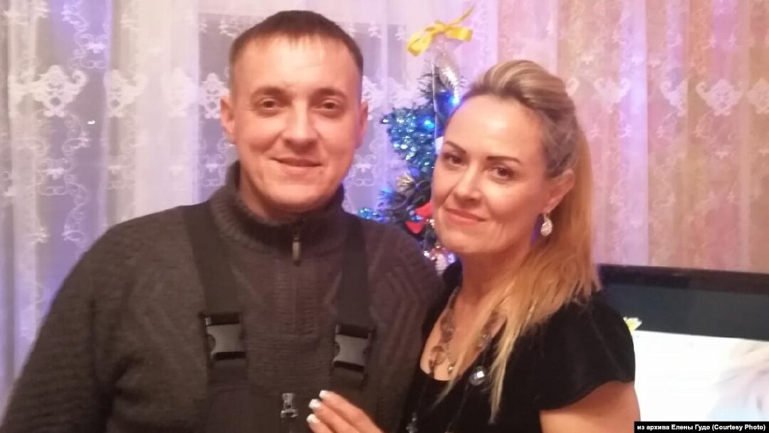 Aleksandr Koltun onasi Yelena Gudo bilan.