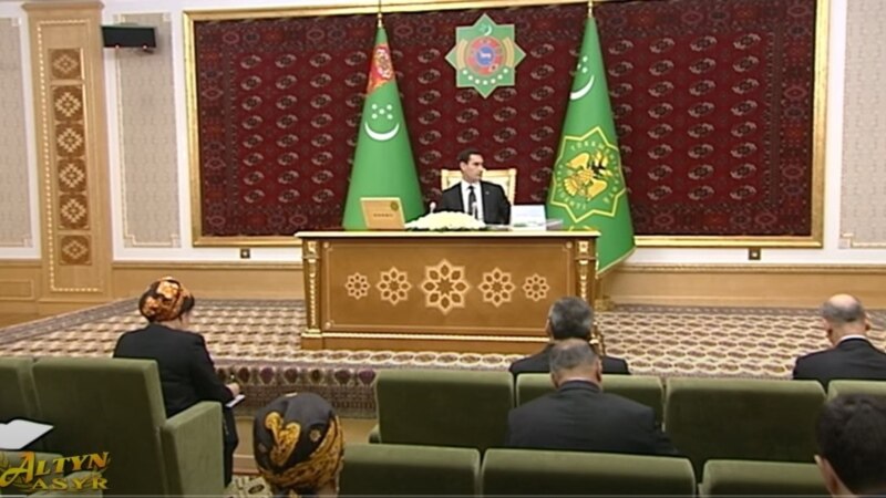 Türkmen prezidenti ýene bir 'kemçilik' goýberen resmini işden boşatdy
