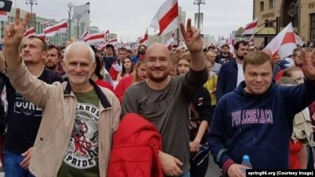 Бяляцки по време на протест през 2020 година със свои колеги от "Весна"