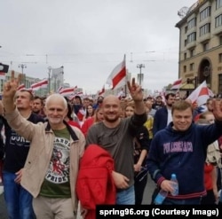 "Вясноўцы" Алесь Бяляцкі, Валянцін Стэфановіч і Ўладзь Лабковіч на адным з жнівенскіх маршаў у жніўні 2020