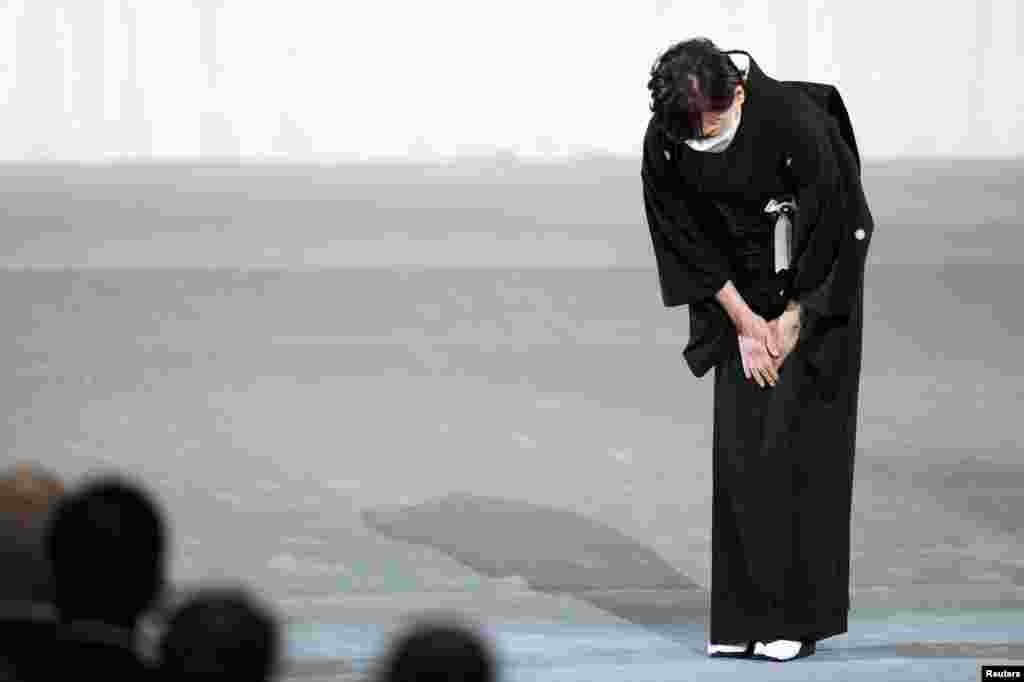 Akie Abe, văduva fostului prim-ministru japonez Shinzo Abe, se înclină în timpul funeraliilor de stat a fostului prim-ministru japonez Shinzo Abe la Nippon Budokan din Tokyo, 27 septembrie 2022.