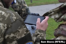 A Kruk dróniskolában képzett katonák egy drón irányítását nézik