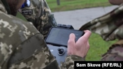 Ushtarët ukrainas duke u trajnuar për operimin e dronëve në shkollën Kurk. 22 shtator 2022.