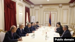 Armenia - Parliament speaker Alen Simonian (right) meets with Karabakh President Arayik Harutiunian and members of his delegation, Yerevan, October 14, 2022.