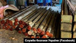 Замаскований склад, за даними СБУ, був розташований у приміщенні будинку культури селища Велика Олександрівка