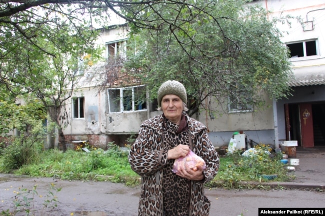 Olena Bubiyenko qëndron pranë një banese ku ajo aktualisht në Ruski Tishki, në rajonin e Harkivit të Ukrainës.