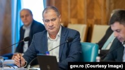 Marian Neacșu, directorul general al Secretariatului General al Guvernului (SGG) a fost condamnat definitiv, în 2016, la 6 luni de închisoare cu suspendare pentru conflict de interese.