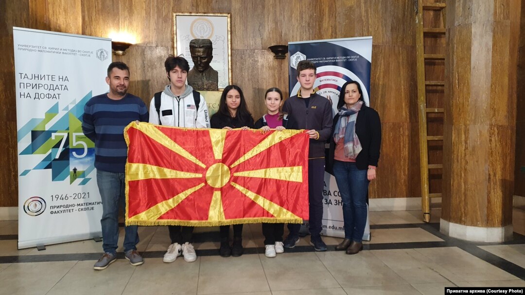 Илустрација - Јан Стојановски со членови на македонскиот тим на Балканската олимпијада по физика
