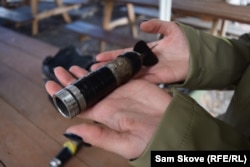A Kruk dróniskolában a drónokról történő bombázás gyakorlásához használt gyakorlóbomba