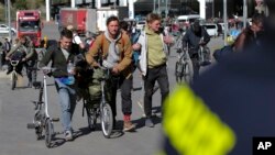 Câțiva tineri din Rusia au trecut pe biciclete granița în Georgia, pe la Verknîi Lars, marți, 27 septembrie 2022. Cozi lungi de vehicule s-au format la vămile cu țările vecine, în special Georgia, Kazahstan și Finlanda, după ce Vladimir Putin a ordonat mobilizarea.