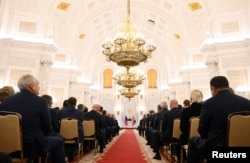 Učesnici u punoj sali Svetog Georgija slušaju govor ruskog predsjednika
