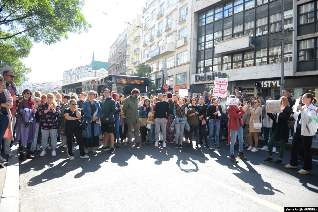 Tokom protesta zbog intervjua sa osuđenim silovateljem bio je blokiran saobraćaj u centru Beograda, 28. septembar 2022.