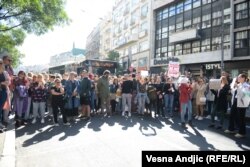 Tokom protesta zbog intervjua sa osuđenim silovateljem bio je blokiran saobraćaj u centru Beograda, 28. septembar 2022.