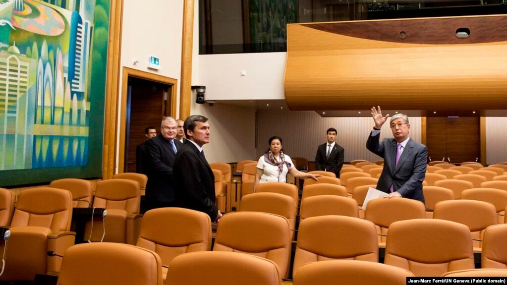 Касым Жомарт Токаев в бытность генеральным директором Европейского отделения Организации Объединенных Наций с главой МИД Туркменистана Рашидом Мередовым (справа) во время посещения недавно отремонтированного зала, который назвали «Казахской комнатой». 2 июля 2013 года
