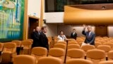Касым Жомарт Токаев в бытность генеральным директором Европейского отделения Организации Объединенных Наций с главой МИД Туркменистана Рашидом Мередовым (справа) во время посещения недавно отремонтированного зала, который назвали «Казахской комнатой». 2 июля 2013 года
