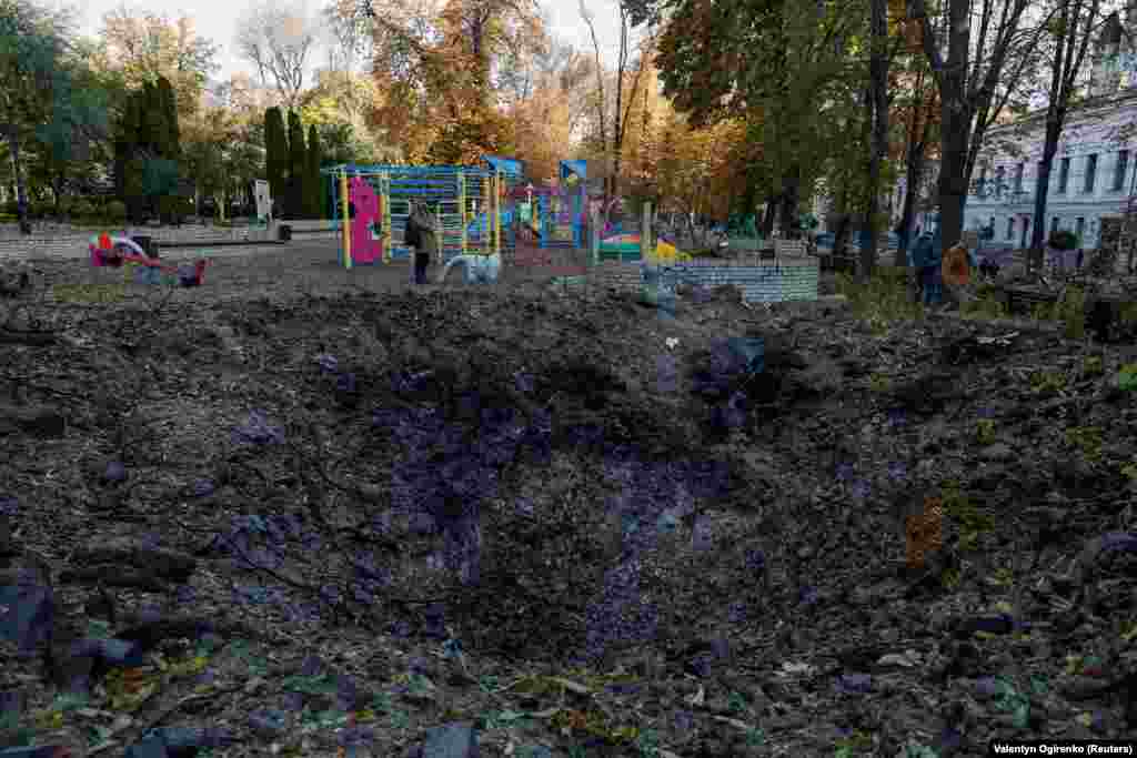 Un crater masiv a apărut în urma atacului cu rachete rusești de luni dimineață din Kiev. În imagine:&nbsp;un loc de joacă pentru copii din Parcul Șevcenko. &nbsp;