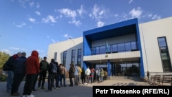 Граждане России стоят в очереди у здания Центра обслуживания населения. Алматы, 3 октября 2022 года