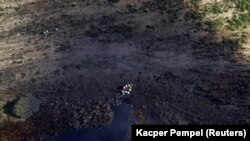 Hitna služba na terenu na mestu gde je detektovano curenje na naftovodu "Družba" u Poljskoj, 12. oktobar 2022. 