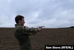 Илья Трохин, инструктор по дронам в школе дронов «КРУК» в Киеве, демонстрирует запуск дрона. 22 сентября 2022 года