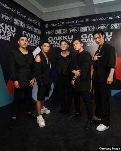 Қарапайым жас жігіттердің мүшелері