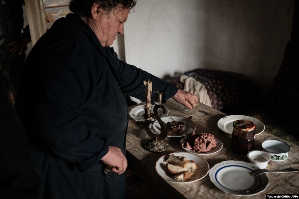 &ldquo;Dru zjarri. Si mund t&rsquo;i siguroj? Nuk ka mundësi t&rsquo;i sjell këtu. Unë nuk kam para për të paguar dërgesën&rdquo;, ka thënë Oleksandra.