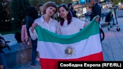  Фей Ешкевари (вляво) и Афиф Хосейни на митинга пред НДК, 30 септември 2022 година 