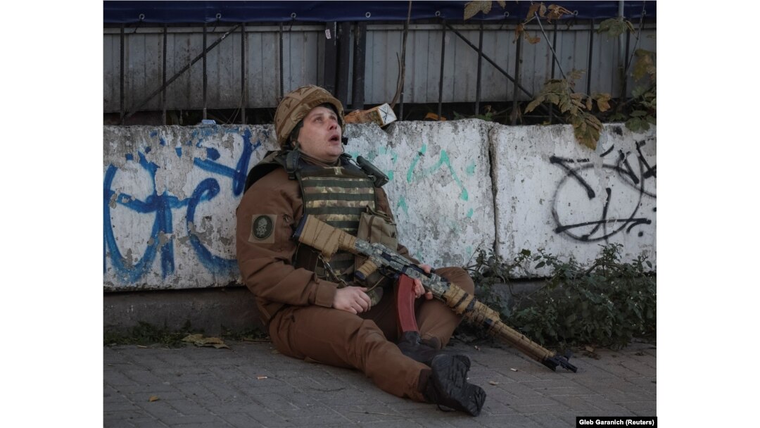 Un militar ucrainean se adăpostește în timpul atacului cu drone de luni de dimineață de la Kiev.