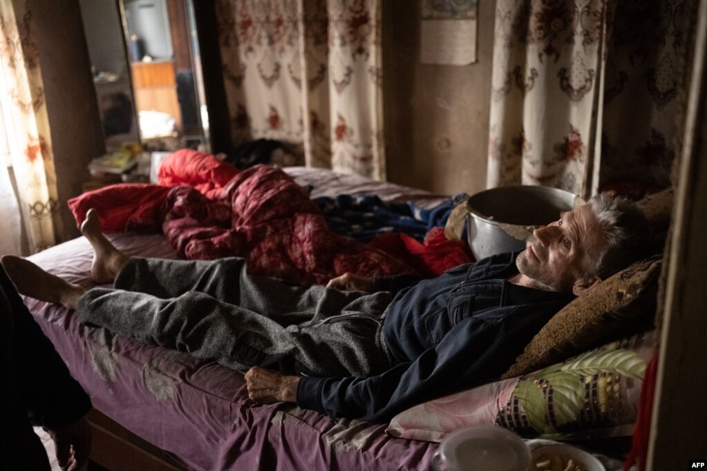 Një tjetër banor i ngujuar është Mykola Pylypenko, 66-vjeçar, ish-punëtor i një fabrike mobiliesh, i cili është diagnostikuar me kancer në mushkëri pesë muaj më parë. Teksa fëmijët dhe nipërit e tij kanë ikur, për të po kujdeset bashkëshortja e tij, Oleksandra, 67-vjeçare, e cila i gjendet për çdo gjë.