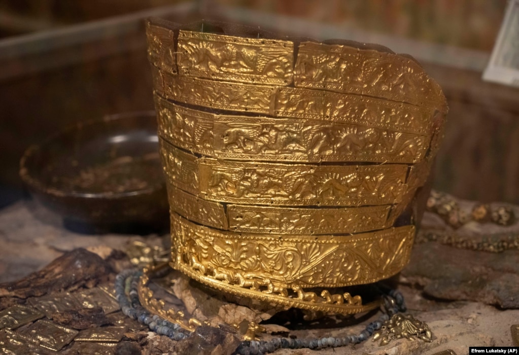Muzeve të Ukrainës tani u duhet të përdorin kopje të objekteve, siç është kjo kopje e një kapele të artë ceremoniale nga shekulli IV para erës së re, një thesar i lashtë nga varri i një mbreti skith që është ekspozuar në Muzeun e Thesareve Historike në Kiev.