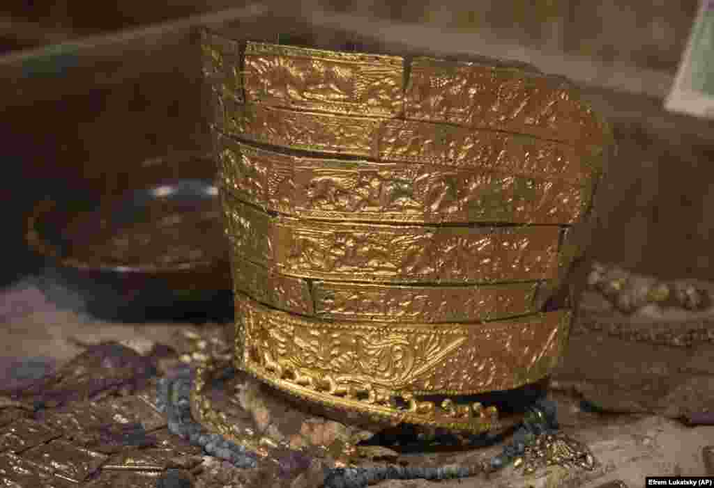 Muzeele ucrainene trebuie să expună acum în vitrine copiile obiectelor de artă, cum ar fi această copie a unui coif ceremonial de aur din secolul al IV-lea î.Hr., o comoară antică din mormântul unui rege scitic, expusă la Muzeul Comorilor Istorice din Kiev.