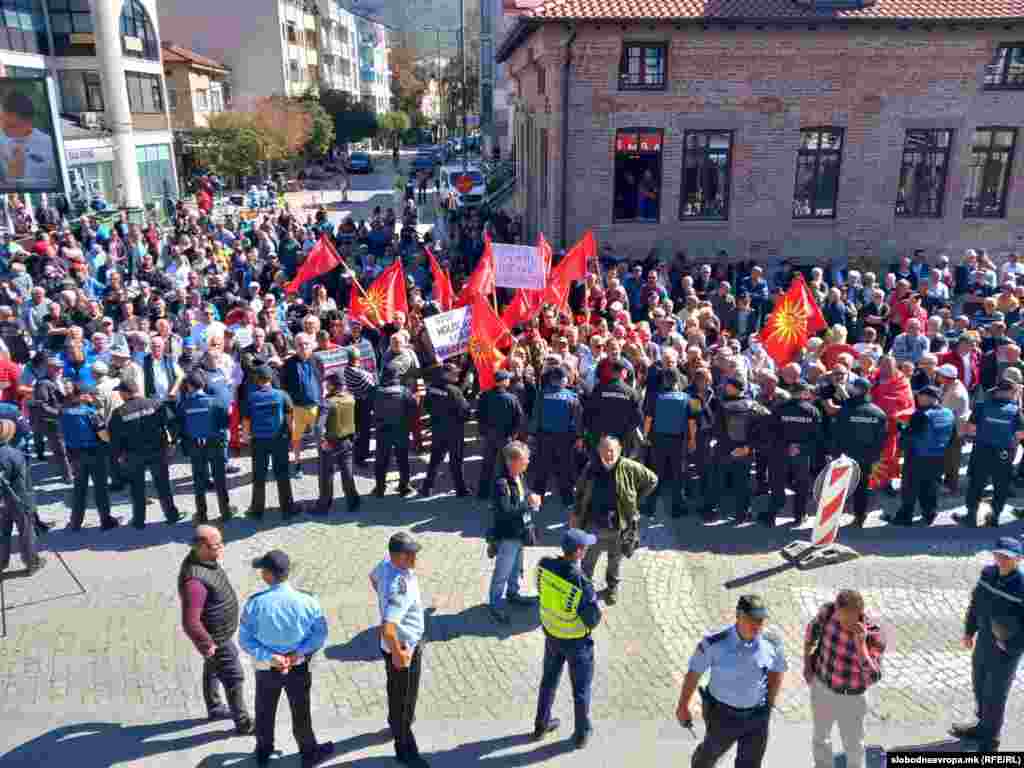 Пратеничката од ВМРО-ДПМНЕ, Рашела Мизрахи во изјава за медиумите денеска од Охрид порача дека ова е &bdquo;неприфатлив историски ревизионизам и повеќе од сериозна провокација&ldquo;.