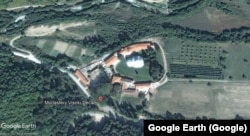 Mapa iz 2003. preuzeta sa Google Eartha prikazuje manastir "Visoki Dečani" bez okolnog zida i sa manje pratećih objekata