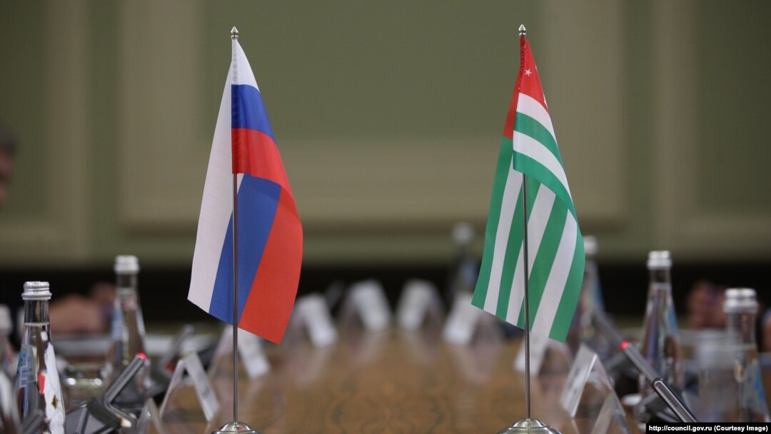 Флаги России и Абхазии