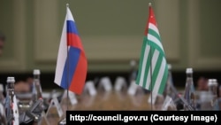 Флаги России и Абхазии, архивная фотография
