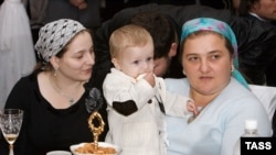  Зарган Кадирова (вдясно) 