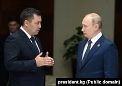Președintele Kârgâzstanului, Sadir Japarov (stânga), și omologul său rus, Vladimir Putin