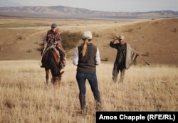 Ididze speaks with two shepherds she knows in Vashlovani.