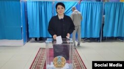 Член общественного совета Астаны Салтанат Турсынбекова голосует на референдуме по внесению поправок в Конституцию. 5 июня 2022 года. Фото с ее страницы в Facebook'e