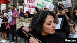 Proteste față de abuzurile islamiste din Iran au avut loc în întreaga lume. Multe femei și-au tăiat părul în semn de solidaritate cu iraniencele obligate să stea tot timpul acoperite. În Iran, continuă protestele și violențele față de demonstranții pro-„Femeie, viață, libertate!”