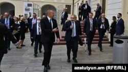 Czech Republic - Armenian Prime Minister Nikol Pashinian and Azerbaijani President Ilham Aliyev talk during a European summit in Prague, October 6, 2022.