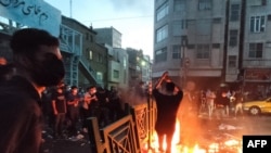 Slika koju je AFP dobio izvan Irana 21. septembra 2022. prikazuje iranske demonstrante kako izlaze na ulice glavnog grada Teherana tokom protesta za Mahsu Amini, nekoliko dana nakon što je umrla u policijskom pritvoru