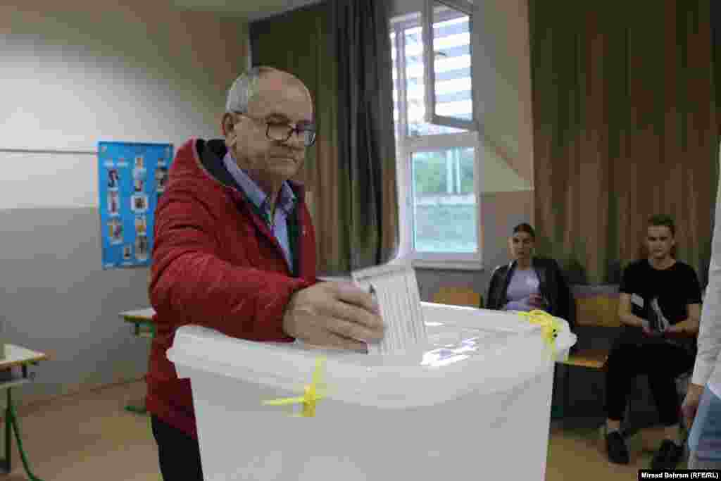 Birač Nijaz Jašarević, zvani Žmigo, izjavio je za RSE da od ovih općih izbora u BiH očekuje promjene, a ako dođe do promjena bit će bolje sigurno. &quot;Ovakva situacija, kakva je bila do sada, to je loše skroz. Došao sam da glasam da dođe do promjena. Pisao sam ljudima i u dijaspori, na Facebooku, glasajte ljudi, iziđite, teško da dođe do promjena ako ne budemo izišli svi&quot;, rekao je Jašarević, koji je na glasanje došao na biračkom mjestu u Osnovnoj školi Zalik u Mostaru.