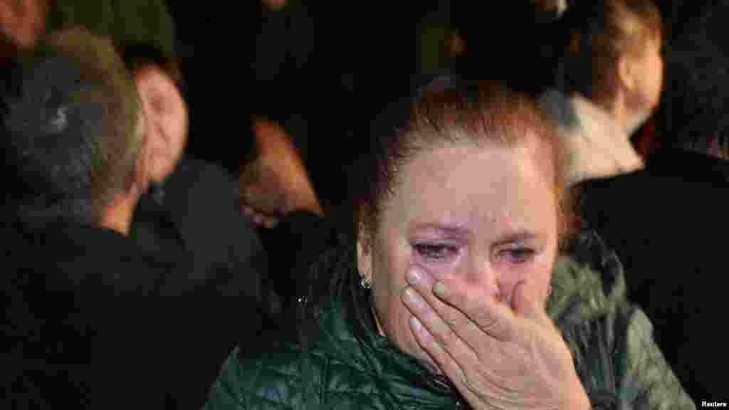 În orașul siberian Tara, din regiunea Omsk, familiile recruților se despart în lacrimi de aceștia. Numărul persoanelor reținute în Rusia pentru că au protestat împotriva mobilizării ordonate de Vladimir Putin a crescut la aproape 2.500 în întreaga țară.