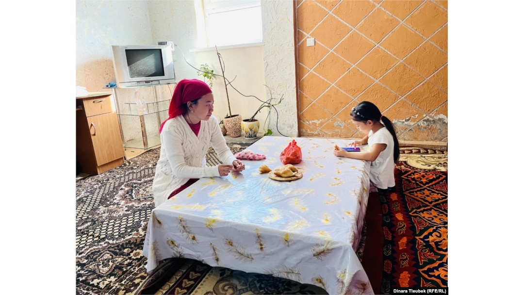 Мен ағамның тәтті иісін көрдім Порнодағы ең үлкен мүшесі