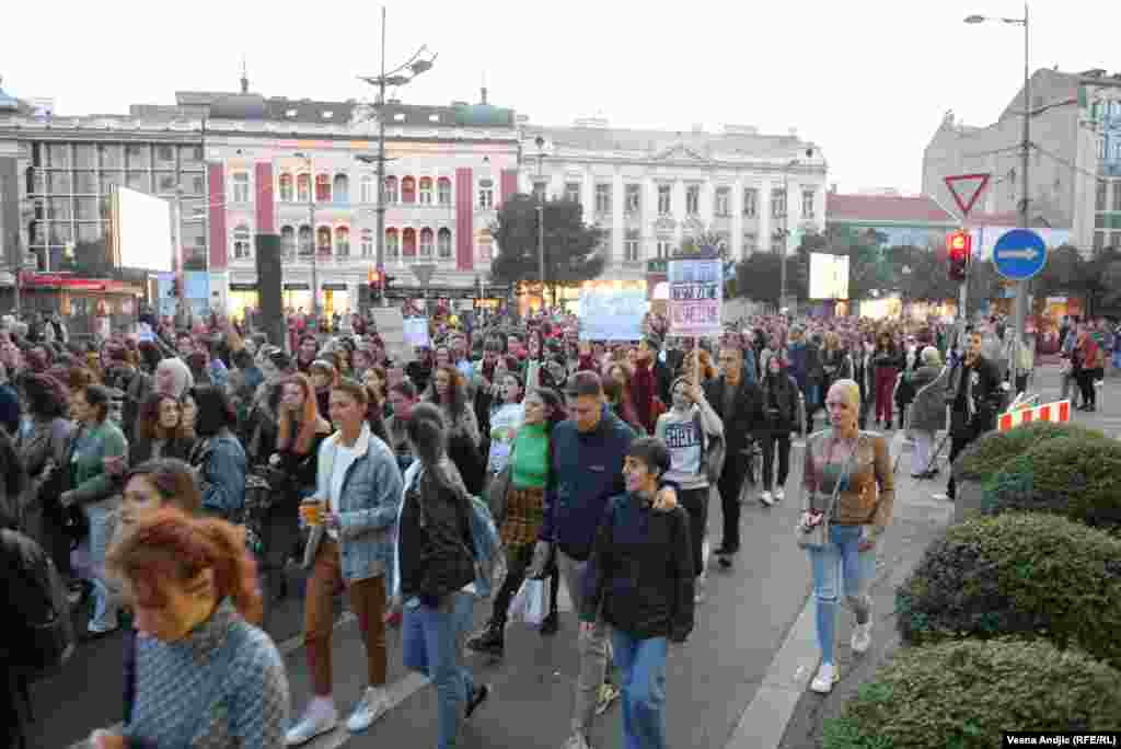 Potom su okupljeni prošetali do Skupštine Srbije pritom skandirajući "Ženska revolucija".