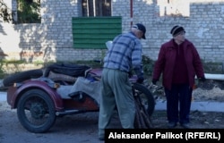 Volodymyr Kutsevych and his wife collect firewood in Lyman, eastern Ukraine.