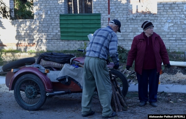 Volodymyr Kutsevych dhe gruaja e tij duke mbledhur dru në Liman, në lindje të Ukrainës.