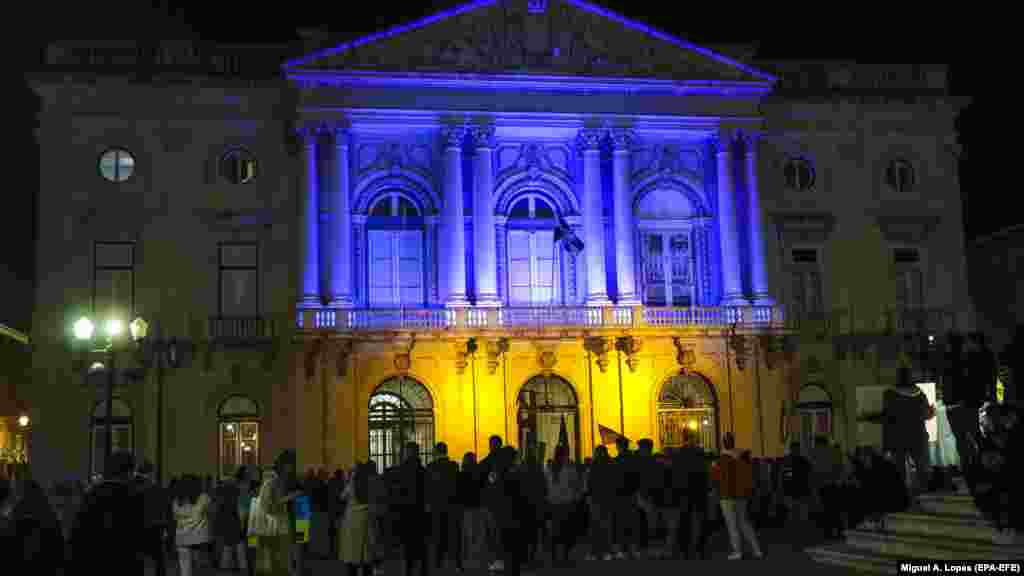 Ucraineni adunându-se la Primăria Lisabonei, Portugalia, la 24 februarie, ziua lansării invaziei rusești.