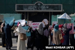 تجمع اعتراضی زنان افغان در مقابل سفارت جمهوری اسلامی در کابل